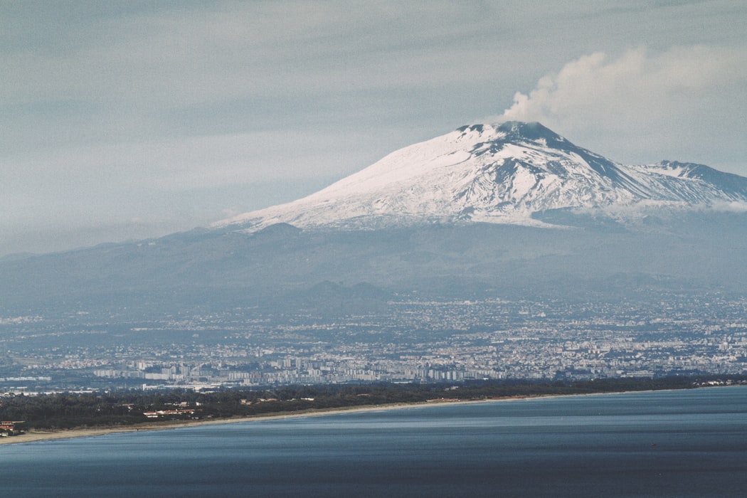 Der weltberühmte Vulkan, der schon in alten Schriften beschrieben wurde. Credits: Unsplash/Samir Kharrat