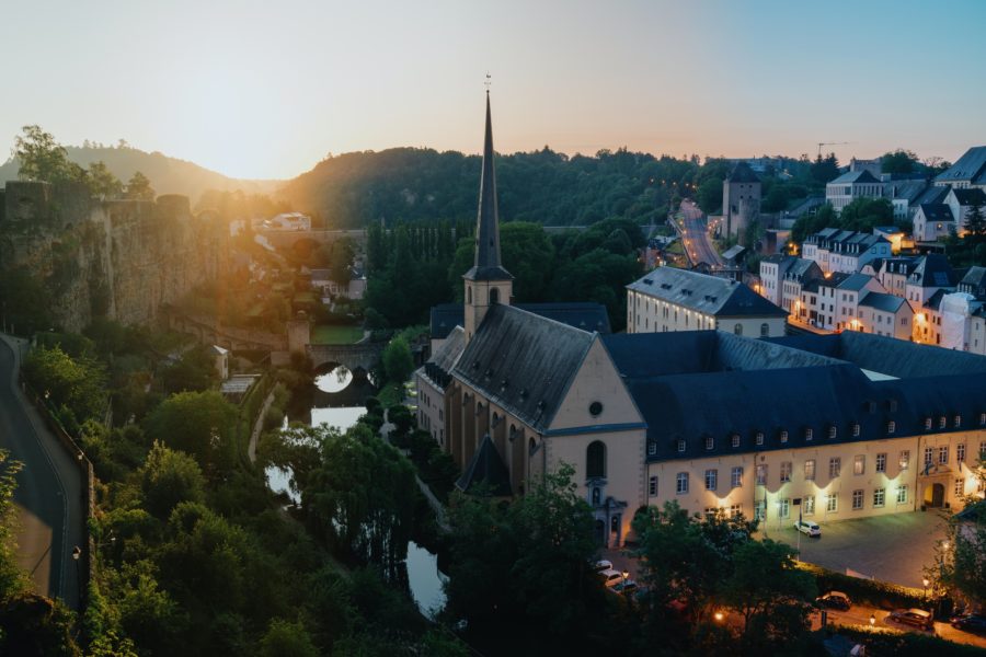 Die Stadt Luexmburg mit ihren historischen Gebäuden im Abendlicht. Foto: Unsplash/Cedric Letsch.