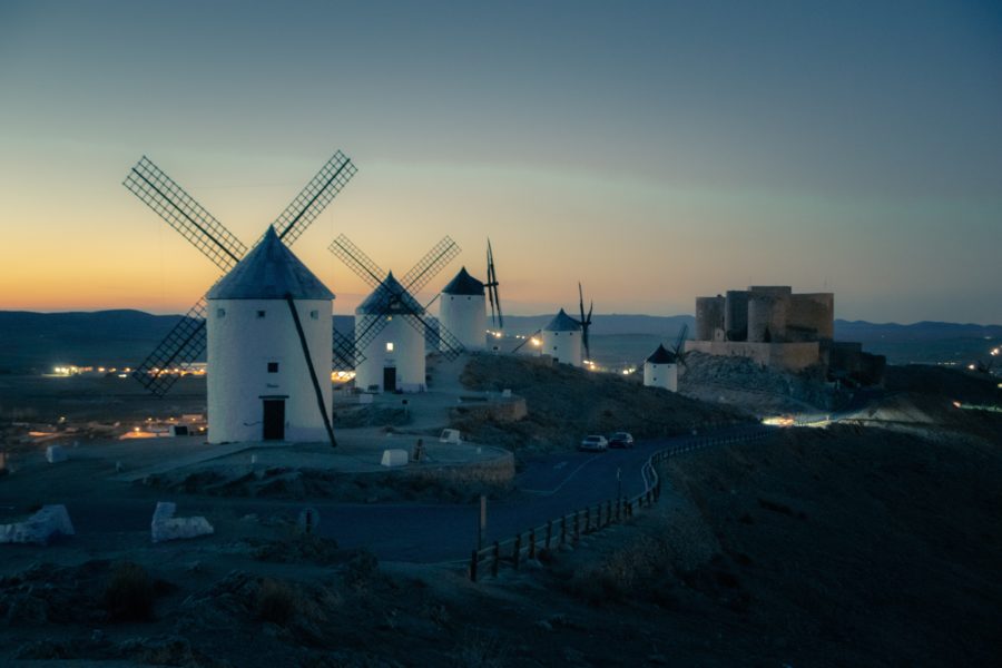 Windmühlen bei Consuegra im Abendlicht. Foto: Unsplash/Enrique Jimenez.