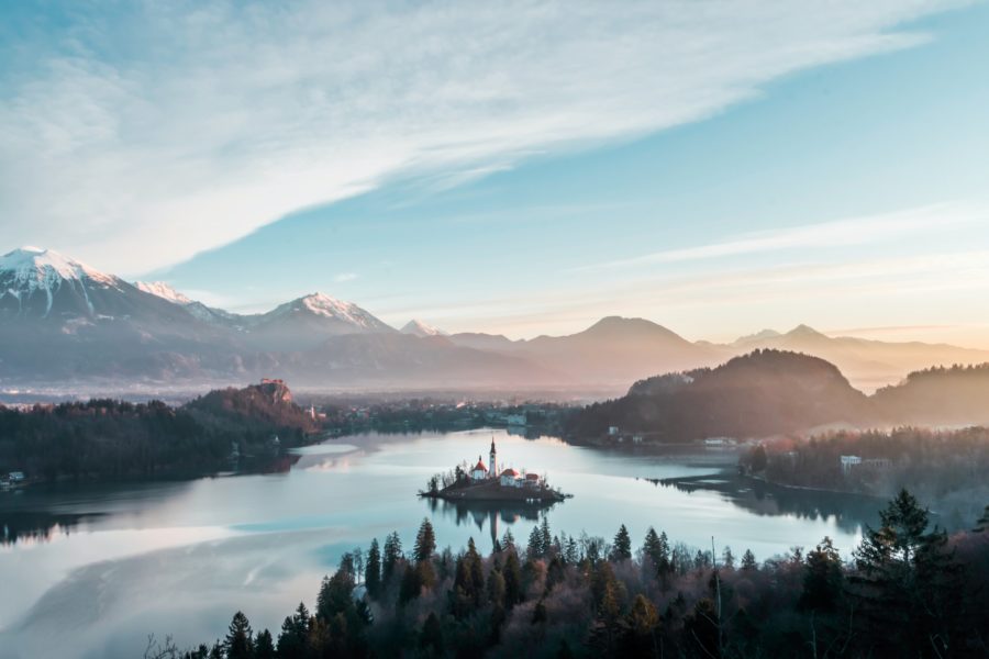 Blick auf den Bleder See mit einer Kirche auf einer Insel mitten im See. Foto: Unsplash/Hostaphoto.