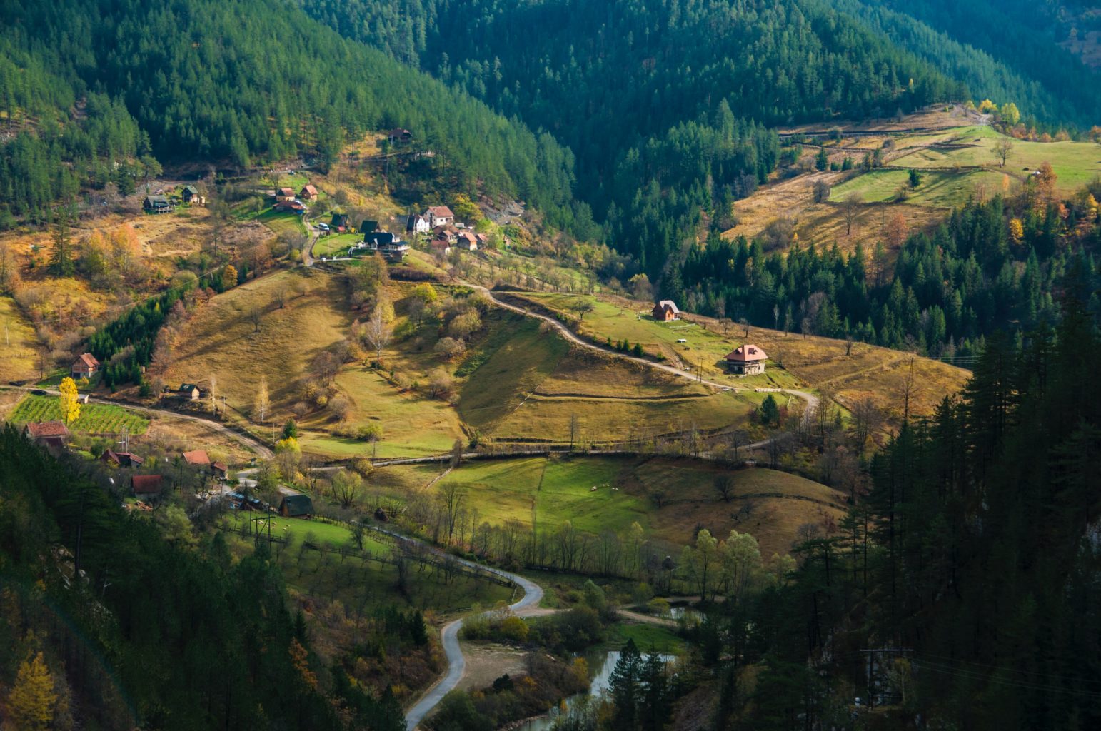 Ländliche Bergwelt in Zaovine in Serbien. Foto: Unsplash/Ivana Djudic.