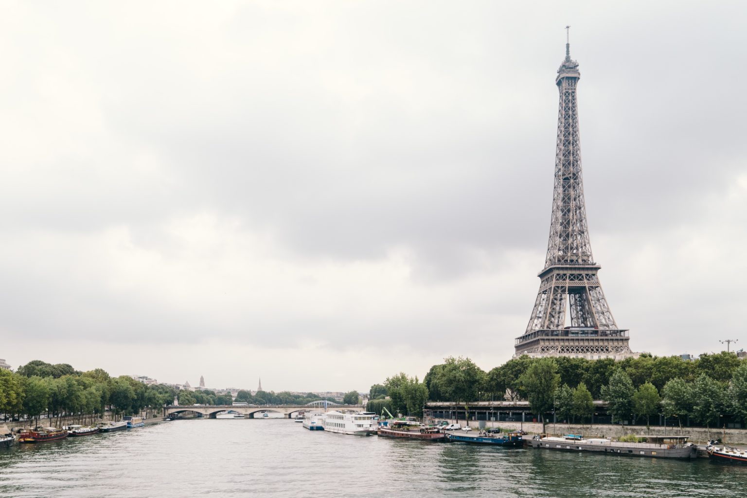 Eiffelturm am Ufer der Seine in Paris. Foto: Unsplash/John Towner.
