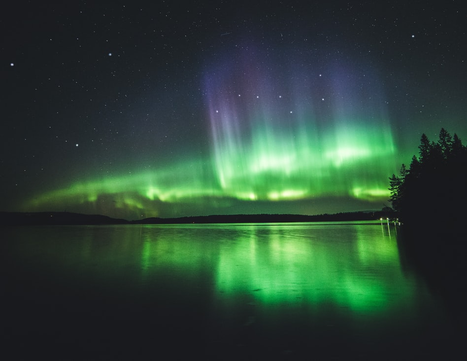 Polarlichter über dem Wasser. Foto: Unsplash/Niilo Isotalo