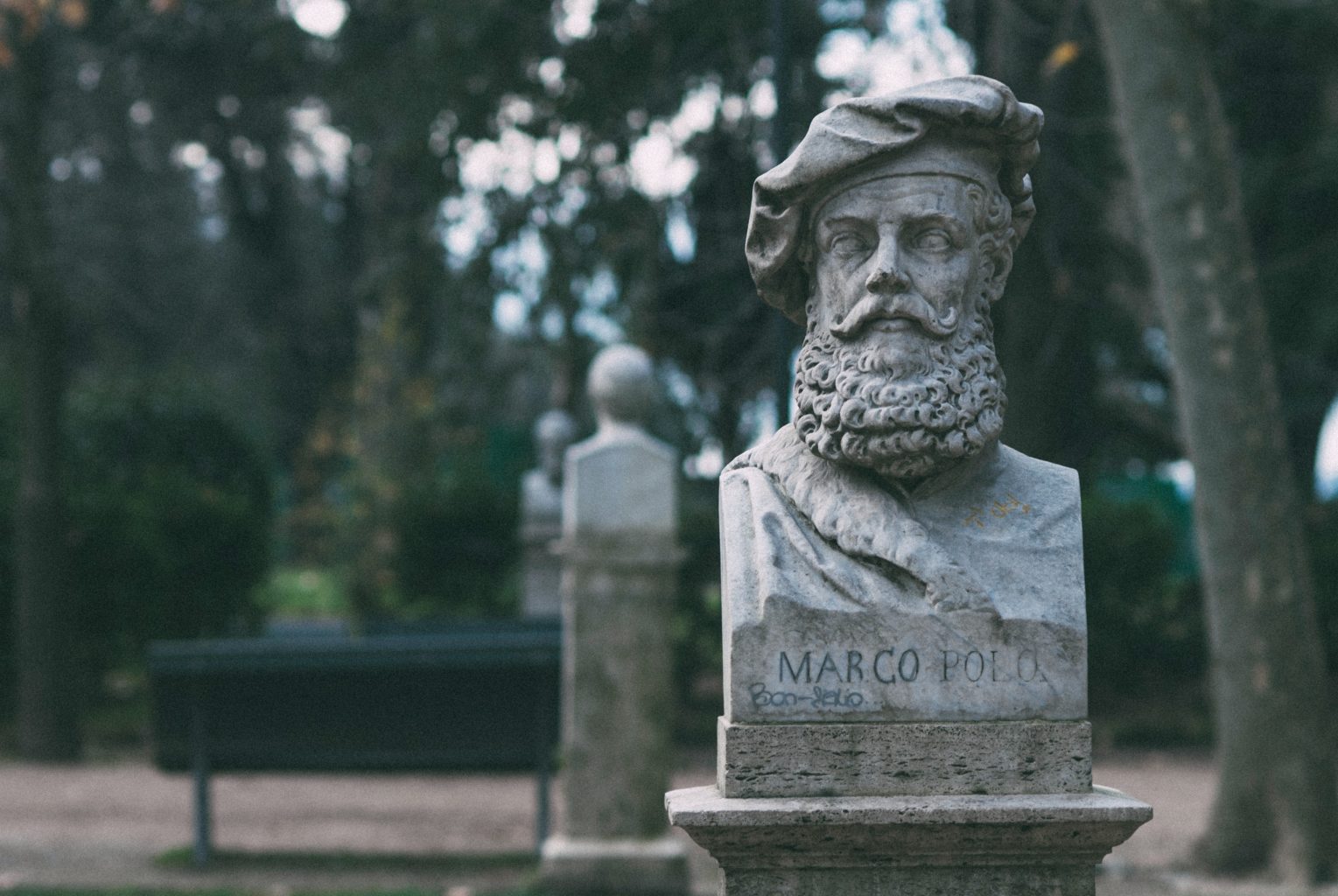 Büste von Marco Polo. Foto: Unsplash/Egor Myzcnik.