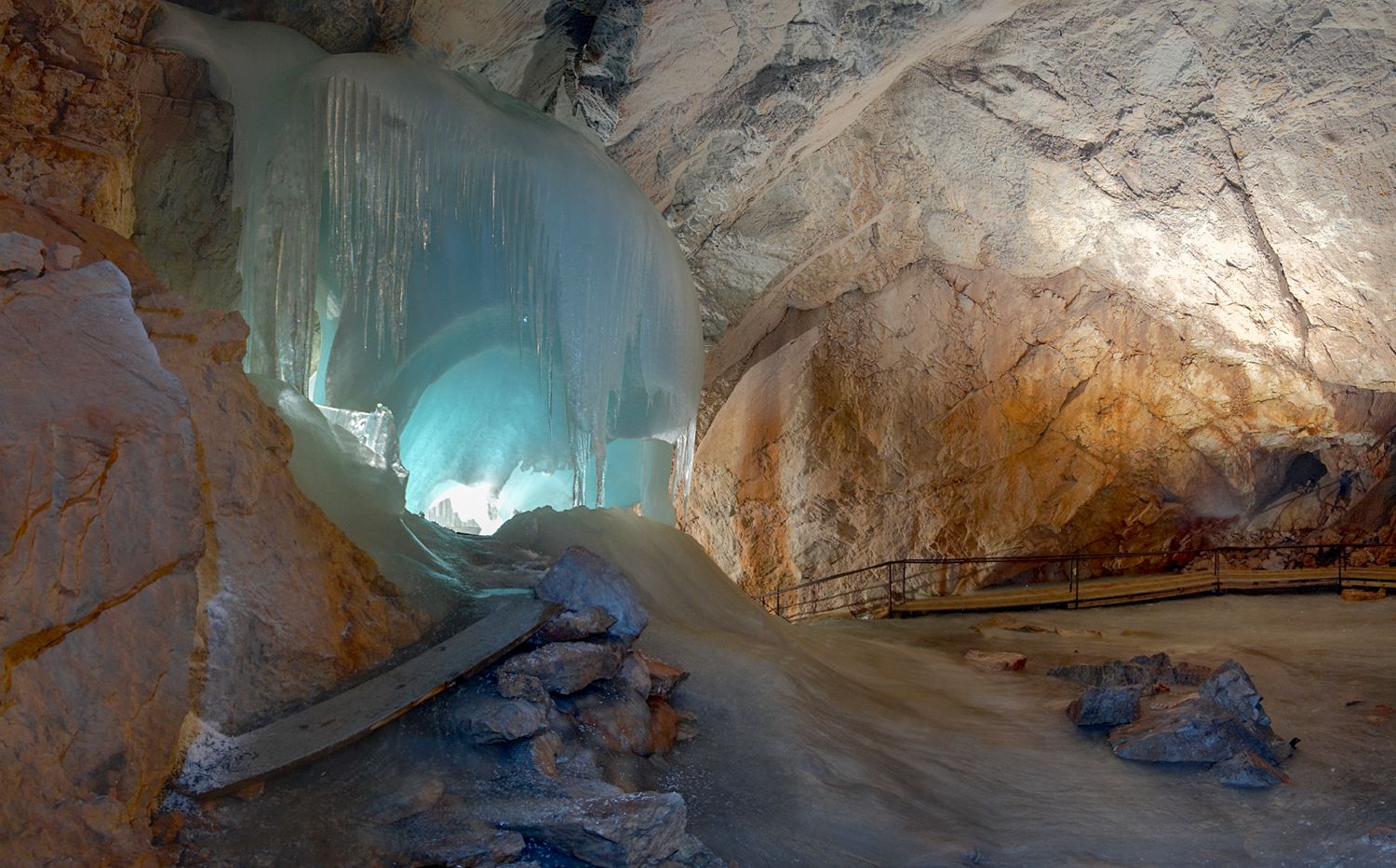 Eine Höhle voller Eis
