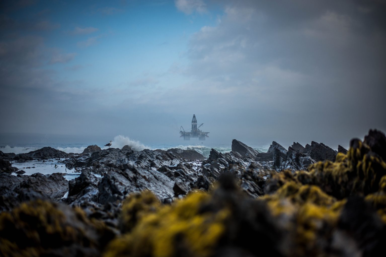 Ein Öltanker vor dem Kapstadter Hafen. Credit: Unsplash/Clyde Thomas