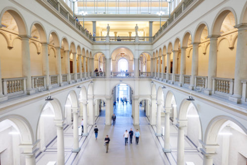 Große Halle mit vielen weißen Bögengängen