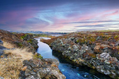 Ein Fluss in einer kargen flachen Felsenlandschaft