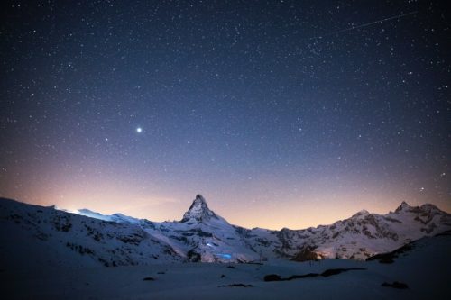 Das markante Matterhorn unter dem Sternenhimmel. Foto: Unsplash/Huper by Joshua Earle.