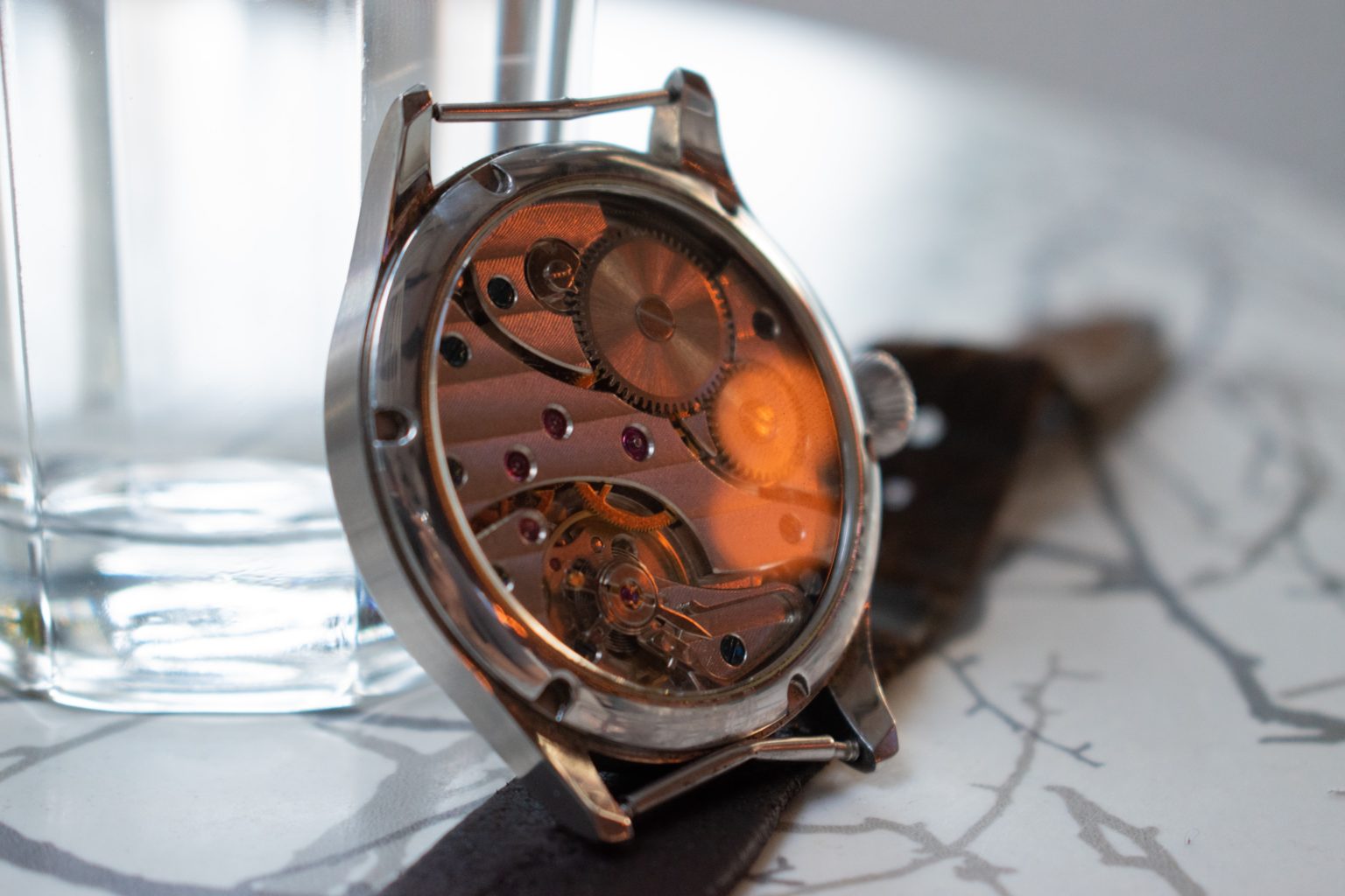 Detaillreiches Uhrwerk einer Armbanduhr. Foto: Unsplash/Dimitar Stecev