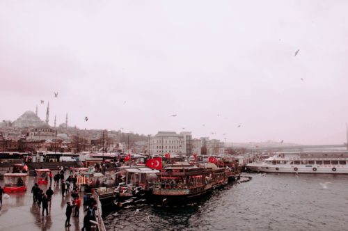 Ein belebter Hafenpier in Istanbul. Credits: Samet Kurtkus