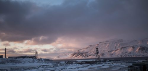 Eisige Landschaft mit einigen Metallgebilden