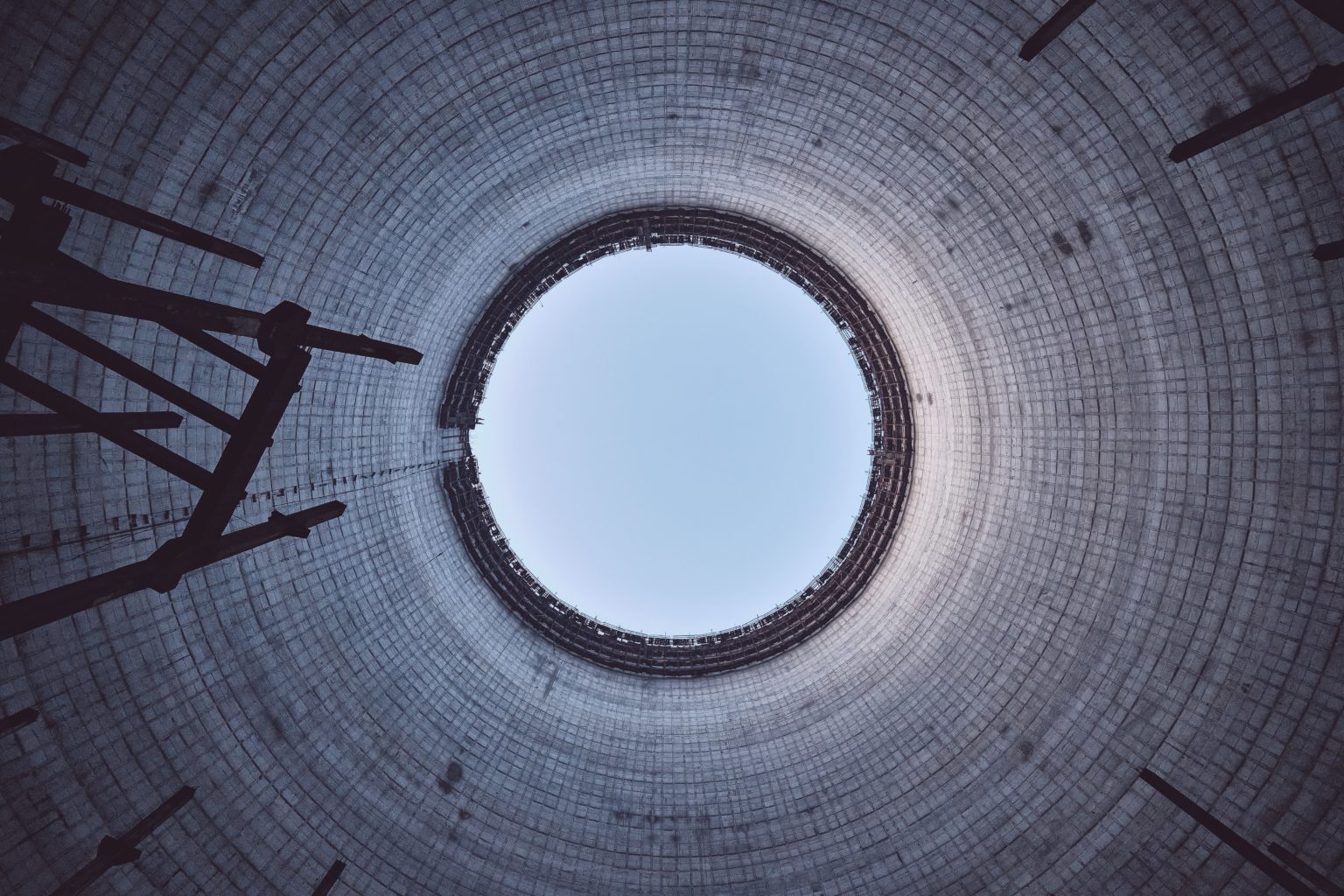 Blick aus einem Kühlturm in Tschernobyl. Foto: Unsplash/Mick de Paola.