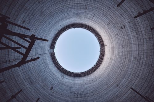 Blick aus einem Kühlturm in Tschernobyl. Foto: Unsplash/Mick de Paola.