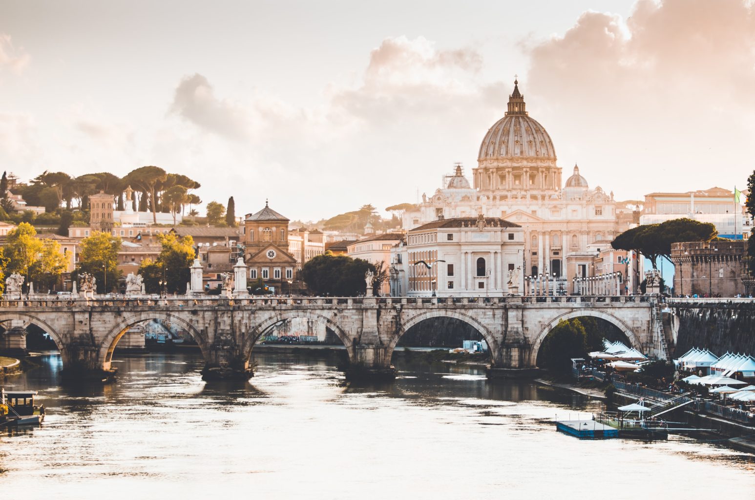 Vatikan im Abendlicht. Foto: Unsplash/Christopher Czermak.