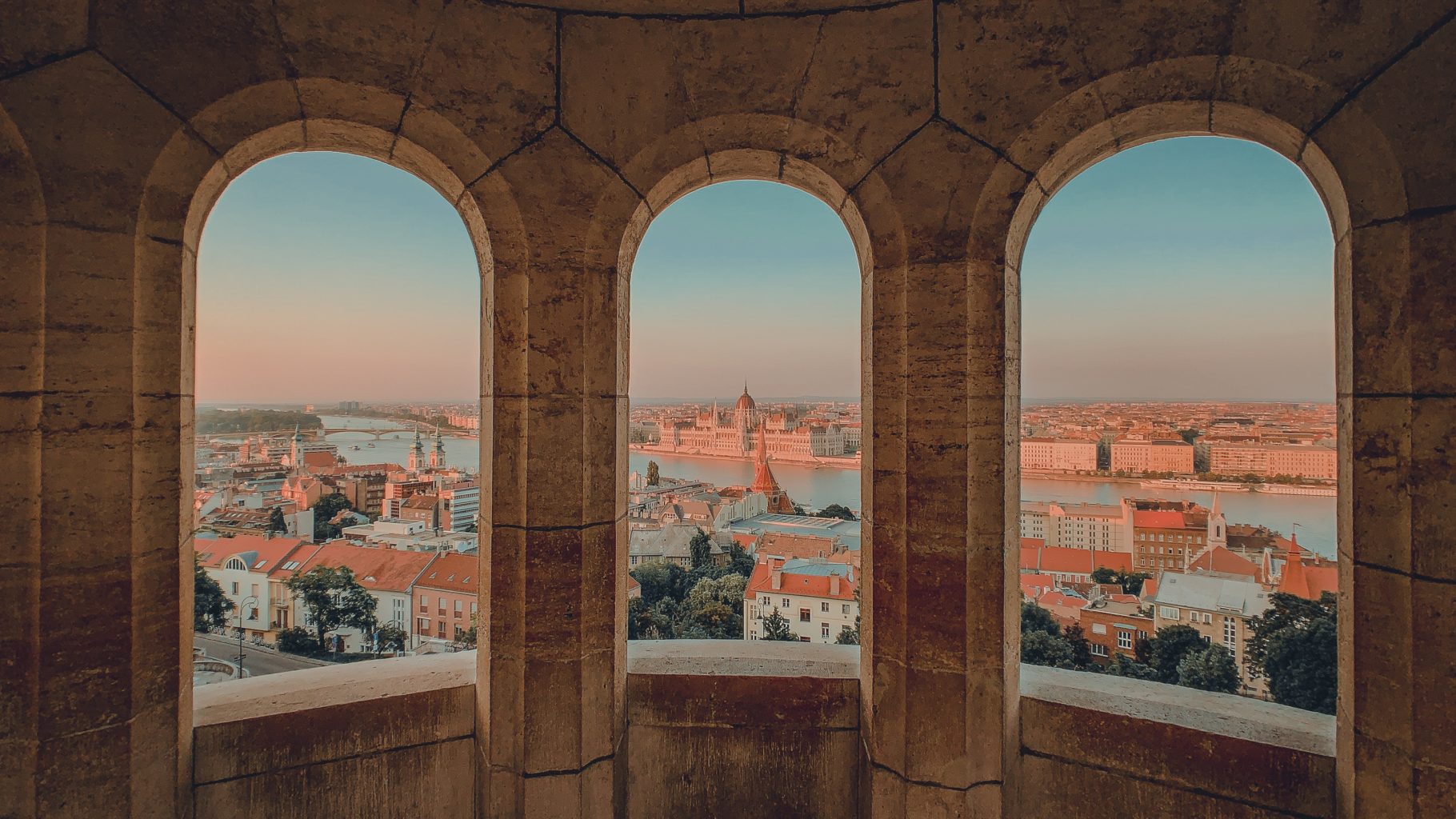 Ausblick auf die eine Stadt mit Fluss