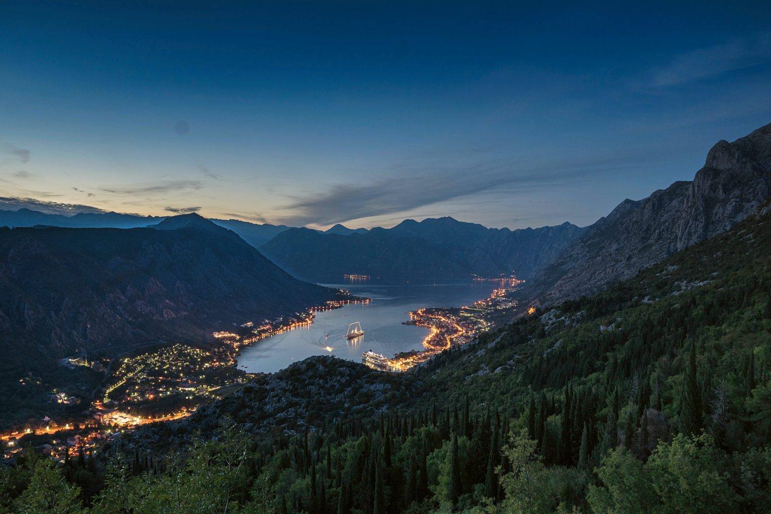 Blick auf die Bucht von Kotor, die Stadtlichter leuchten.