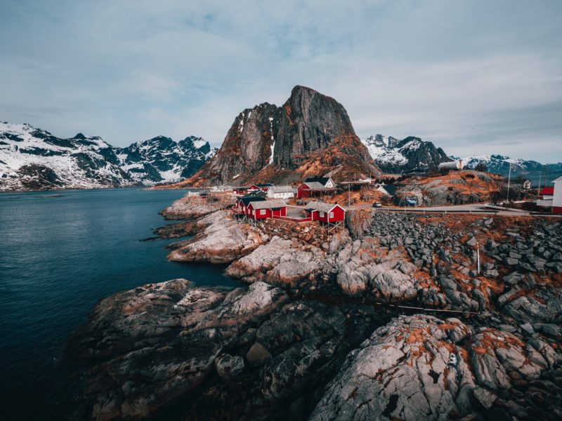 Rote Holzhäuser auf einer Felseninsel Hamnoy.