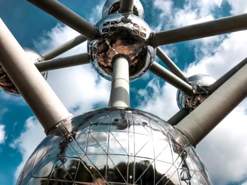Riesige begehbare Metallkugeln verbinden sich zum Atomium. Foto: Unsplash/Klaudio Metolli.