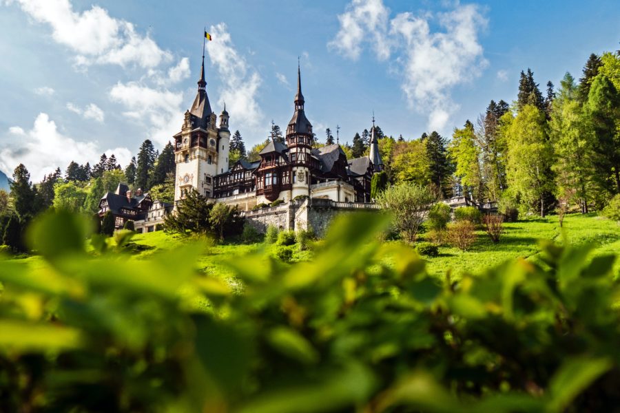 Ein altertümliches Fachwerkschloss mit Türmchen im Grünen