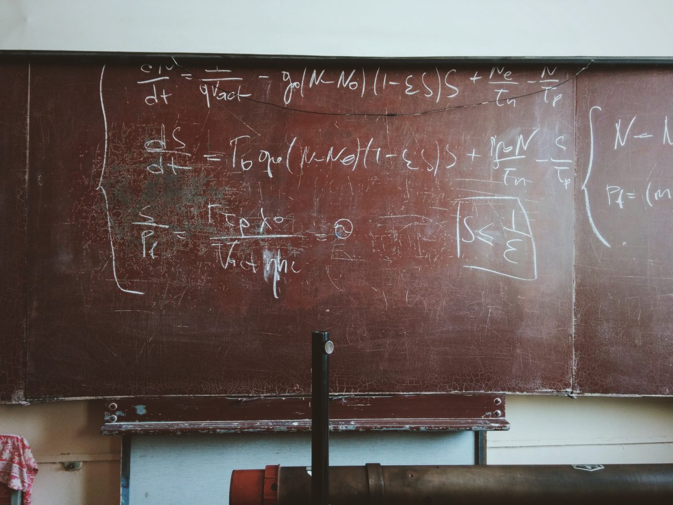 Komplizierte mathematische Formel auf einer alten Schultafel. Foto: Unsplash/Roman Mager.