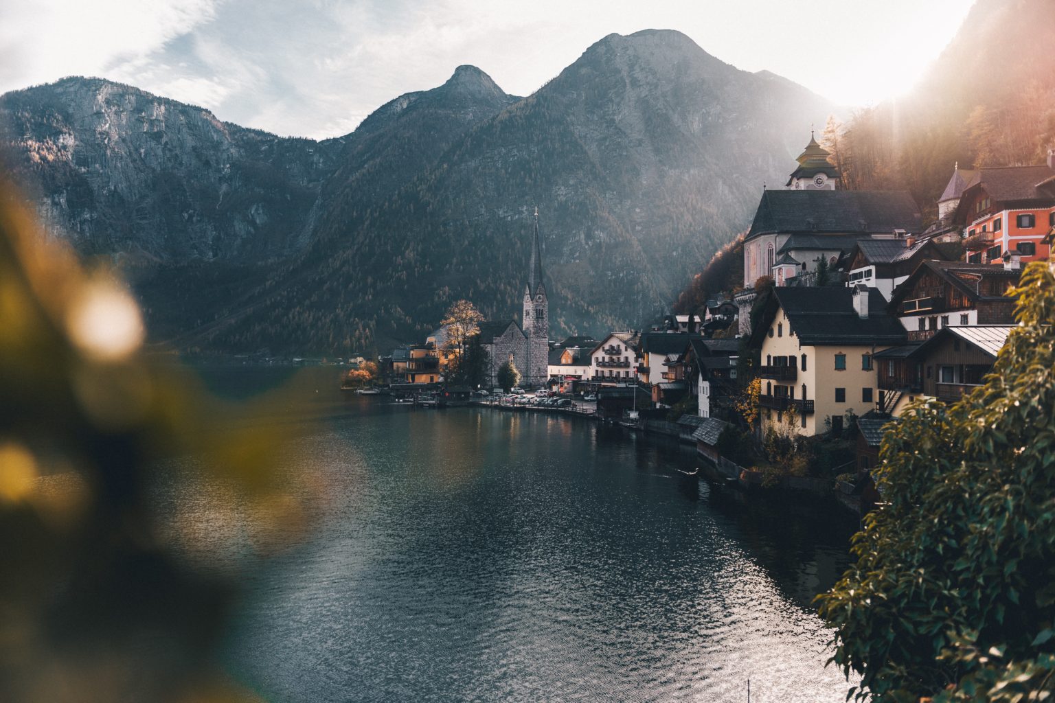 Ein idyllisches Dorf in den Bergen am Wasser