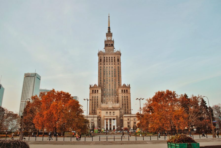 Ein gewaltiger Turm mit sehr spitzem Dach inmitten einer Stadt