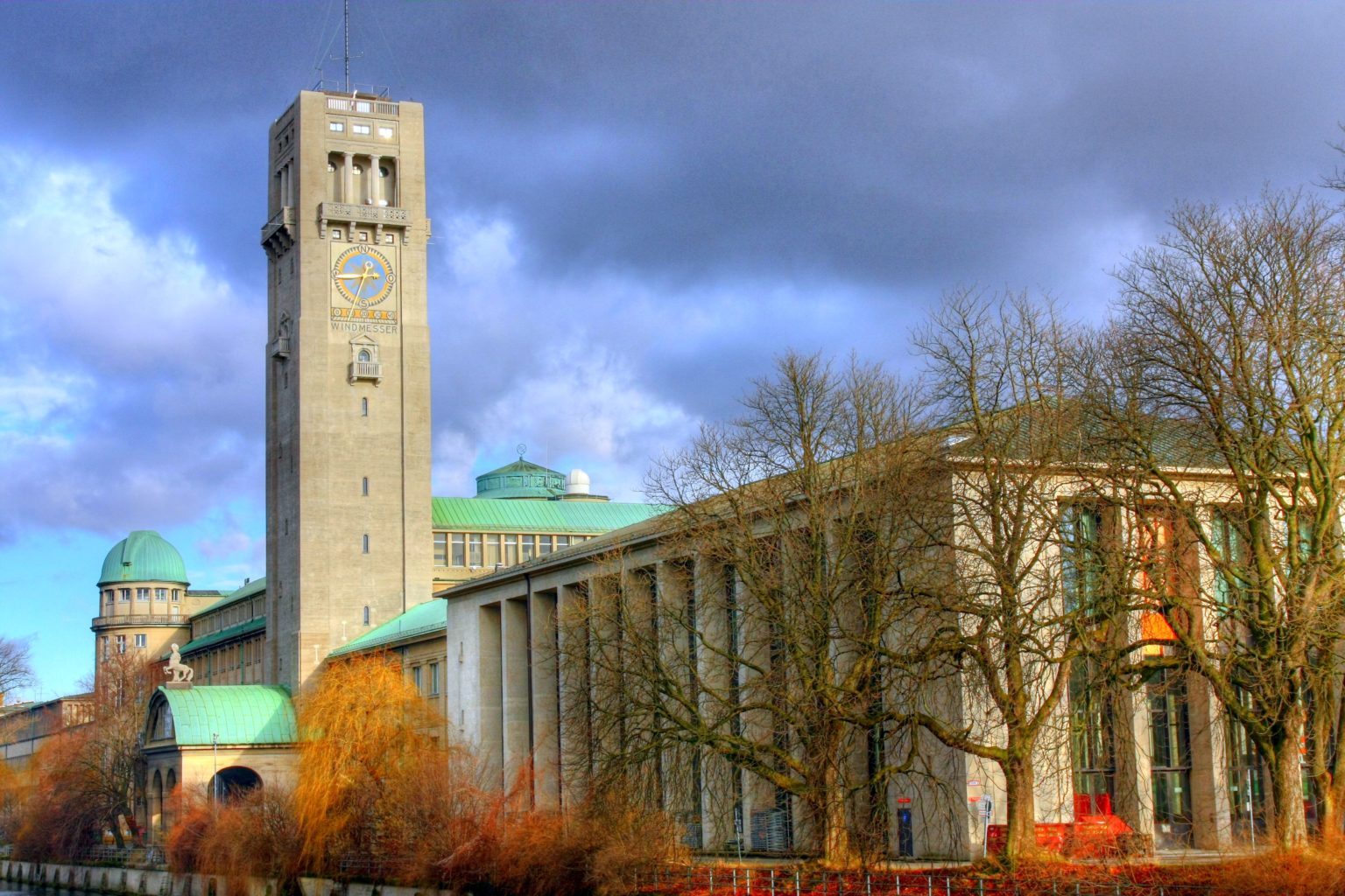 Ein hoher Turm mit Windmesser: Mitten in München steht das Deutsche Museum.Credit: Unsplash/Wolfgang Tröscher