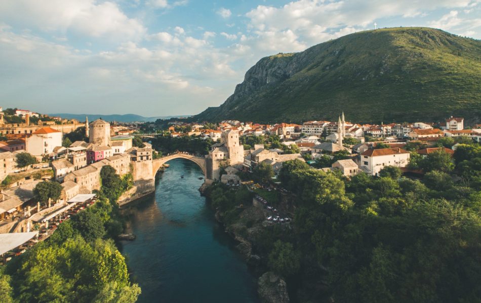 Eine alte Stadt, wo eine Brücke über einen Fluss führt.