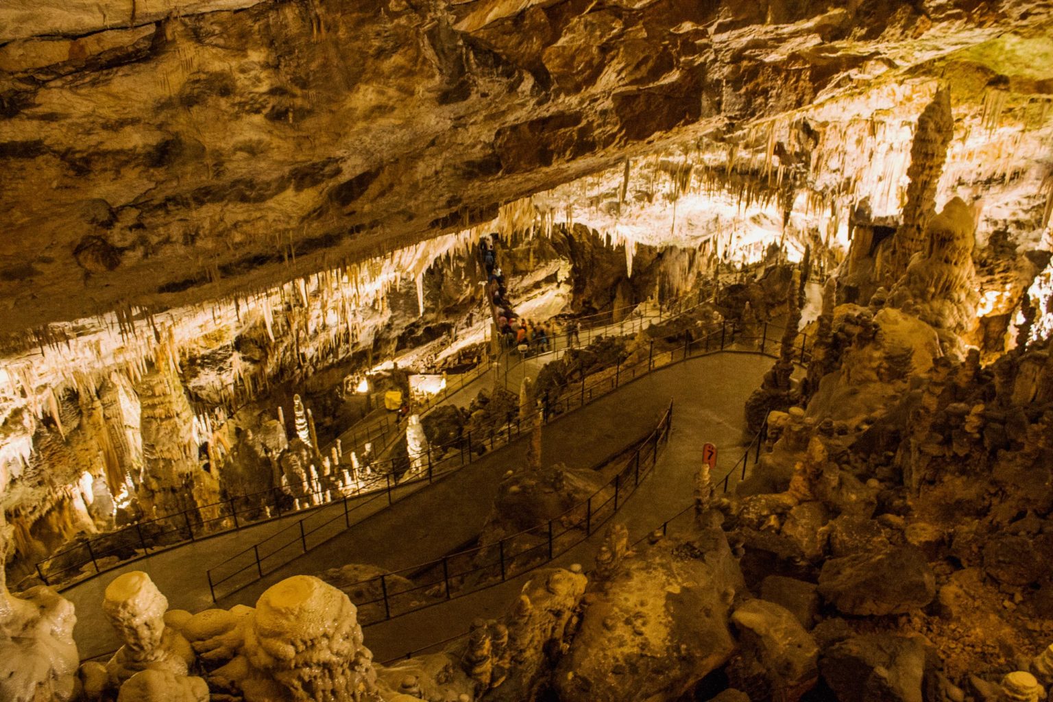 Blick von oben in die Tropfsteinhöhle von Postojna