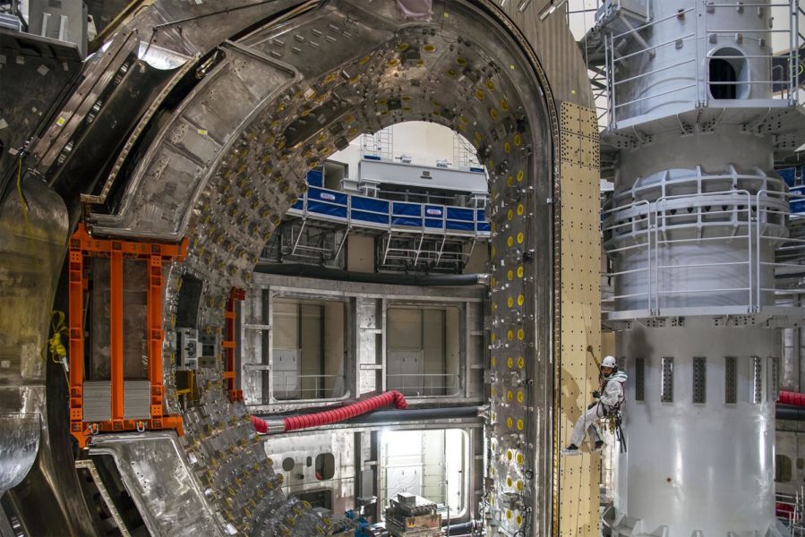 Ein Segment der späteren Vakuum-Kammer des ITER-Reaktors