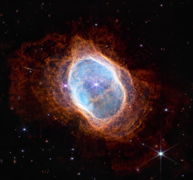 Falschfarbendarstellung eines sterbenden Sterns. Ein ovaler bläulicher Nebel in der Mitte, darum scharf abgegrenzt rötliche Wolken. Im Zentrum ein heller Punkt.