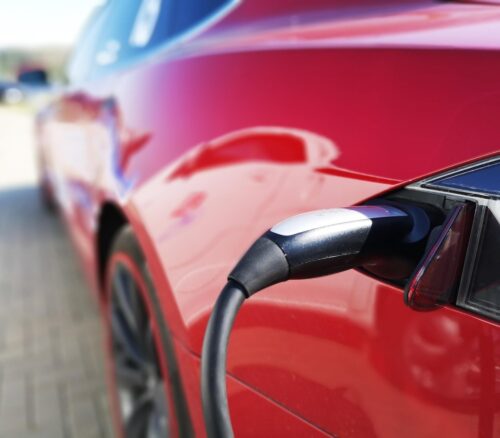 Rotes E-Auto, das lädt.